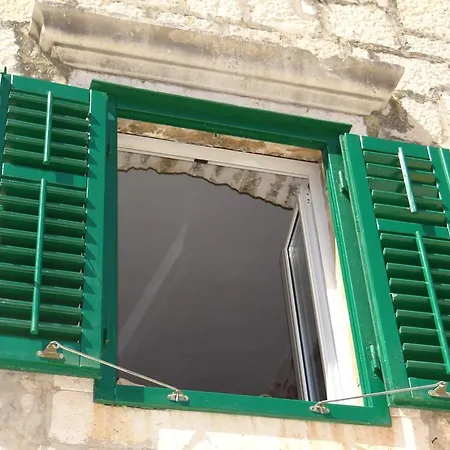Old Town Dino ماكارسكا